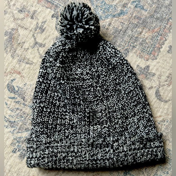 Aritzia TNA Beanie - Picture 1 of 3